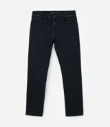 Pantalón de jean corte slim para hombre, confeccionado con tecnología Tech Denim que ofrece mayor elasticidad, confort térmico y secado rápido. Presenta un diseño clásico de cinco bolsillos con cierre tradicional y pasantes para cinturón.