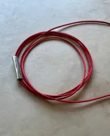 Gargantilla tipo choker con cordón fino color verde oliva y dije tubular de plata 925.