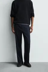 Pantalón de corte regular fit confeccionado en tejido ligero de lana de origen italiano. Presenta bolsillos frontales, bolsillos traseros de vivo con botón y cierre frontal con cremallera y botón.