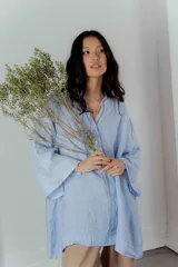 Camisa blanca de lino con escote en V y bordado multicolor.