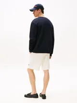 Buzo azul marino de algodón y modal con textura acanalada tipo waffle, cuello redondo y bolsillo de parche en el pecho.