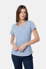 Remera blanca de manga corta con cuello redondo y estampado sutil de libélulas en toda la prenda.