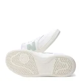 Championes urbanos New Balance, modelo Pop N Pack Leather, de color blanco con detalles en verde pastel en el logo lateral y la suela. Presentan una silueta clásica de corte bajo con perforaciones en la puntera y cierre de cordones.