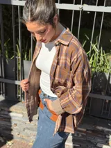 Falda midi de denim con elastano, corte recto y tajo frontal. Presenta bolsillos delanteros de cuero en color tostado y diseño clásico.