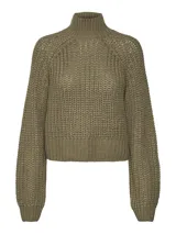 Sweater tejido de punto grueso con cuello alto, mangas largas raglán y puños acanalados. Presenta un diseño de calce holgado y textura acanalada.