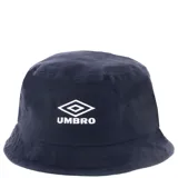 Gorro tipo bucket color azul marino con el logo de la marca Umbro bordado en blanco en la parte frontal.