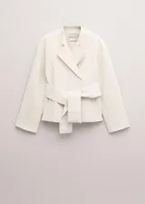 Chaqueta de mezcla de lana y poliéster color marfil, con solapas de muesca, cuello alto drapeado superpuesto y cierre cruzado con lazo ajustable del mismo tejido en la cintura.