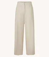 Pantalón recto de cintura alta confeccionado en viscolino color crudo, con elástico en la parte trasera de la cintura, cierre tradicional y textura de palmeras perforadas en el bajo.