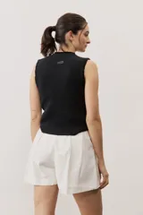 Short blanco de tiro alto, confeccionado en lino, con bolsillos laterales y cordón ajustable en la cintura.