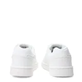 Championes urbanos Umbro modelo Milo, de color blanco con diseño clásico de corte bajo. Presentan el logo de la marca en el lateral y en la lengüeta, con perforaciones en la puntera para mayor ventilación y suela de goma al tono.