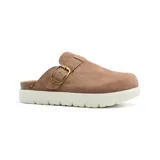 Zueco de cuero color beige con hebilla ajustable, plataforma de corcho y suela blanca con diseño dentado.