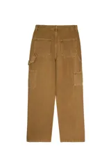Pantalón estilo carpintero de corte holgado, color camel, con bolsillos laterales funcionales y cierre frontal de botón.
