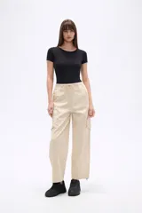 Pantalon cargo de tiro bajo en color beige, con bolsillos laterales amplios y cintura ajustable con cordón.