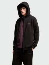 Campera Moncler de algodón con capucha, cierre frontal completo y logo estampado en el pecho. Presenta un diseño minimalista con puños y ruedo acanalados.