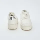 Zapatillas urbanas de plataforma color blanco, con diseño minimalista, cordones al tono y suela de goma reforzada.