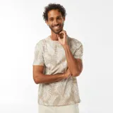 Remera de manga corta color beige con estampado de hojas de palmera blancas. Corte clásico y cuello redondo.