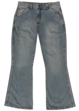 Pantalón jean de calce suelto, tiro medio y pierna oxford. Denim de 12 oz lavado con doble proceso y teñido amarillento.