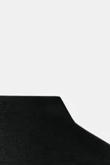 Top negro de tejido de punto, corte ajustado, con cuello alto y mangas sisa caídas.