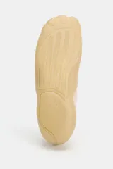Zapato tipo bailarina deportiva de color negro, con suela de goma y detalle de lazo en la puntera redonda.