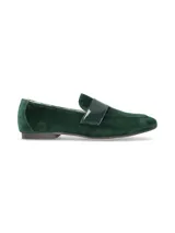 Mocasín de terciopelo verde oscuro, con detalle de antifaz en charol sintético sobre el empeine y suela plana con pequeño tacón.