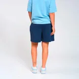 Short deportivo azul marino con cintura elastizada y cordón ajustable. Presenta el logo de Umbro en la pierna derecha y el escudo del Club Nacional de Football en la pierna izquierda.