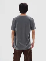 Pantalón tipo cargo confeccionado en tela de brim de algodón color azul marino. Presenta un diseño de calce holgado (baggy) con costuras en contraste de color naranja y bolsillos laterales funcionales.