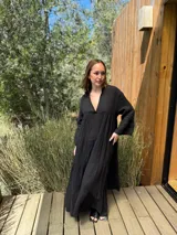 Vestido largo color verde oliva, de lino, con corte amplio, cuello mao, escote en V y mangas largas acampanadas.