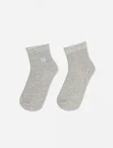 Par de medias cortas de algodón color gris melange, con un pequeño bordado de mariposa en color celeste en la parte superior.