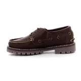 Zapato náutico de cuero negro con cordones, suela de goma track y detalle de etiqueta con logo "Country" en el lateral.