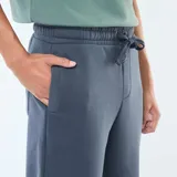 Pantalón de jogging azul marino de corte recto con cordones ajustables en la cintura.