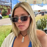 Lentes de sol con armazón rectangular de acetato transparente y cristales oscuros con protección UV400.