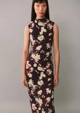 Vestido midi ajustado al cuerpo, sin mangas y cuello alto, con estampado abstracto en tonos borgoña y beige.