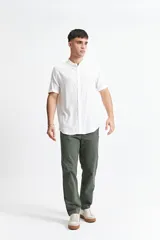 Camisa negra de manga corta con cuello mao y doblez en las mangas.