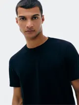 Camiseta básica de manga corta y cuello redondo, color rojo oscuro.