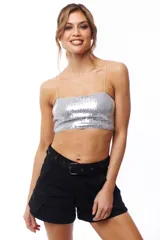 Top plateado de lentejuelas con tirantes finos.