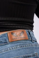 Pantalón wide leg de jean color azul medio, con tiro alto y corte amplio en las piernas.