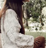 Sweater color crema tejido a mano en lana merino virgen con diseño de ochos en delantera, espalda y brazos, corte oversize.