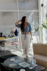 Falda midi de denim blanco, tiro alto, con abertura frontal pronunciada.