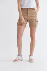 Short de jean blanco de tiro alto con bolsillos laterales.