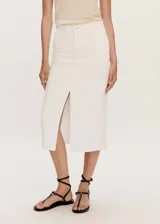 Falda midi de tiro alto confeccionada en tejido de algodón estilo denim. Presenta un diseño recto con cierre de cremallera y botón, trabillas para cinturón, bolsillos delanteros y traseros, y una abertura frontal en el bajo.