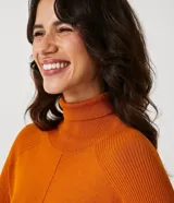 Blusa de punto color naranja, de viscosa de manga larga, cuello alto y detalles acanalados en la manga.