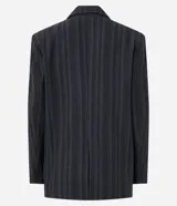 Blazer oversized de sastre Cortelle, color negro con diseño a rayas, cierre cruzado de doble botonadura y solapas clásicas.