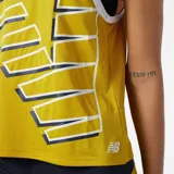 Musculosa deportiva amarilla con cuello y sisas en blanco, y estampado geométrico en blanco y negro.