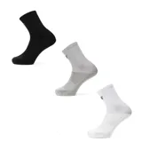 Pack de tres pares de medias deportivas de caña alta, con diseño ergonómico y tejido transpirable. Incluye un par negro, uno gris y uno blanco, cada uno con detalle de logo en el lateral.