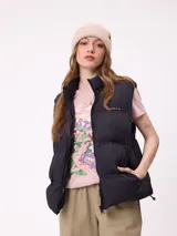 Chaleco puffer negro con cierre frontal, cuello alto y logo de la marca bordado en el pecho.