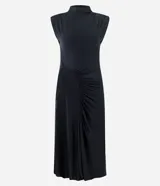 Vestido midi negro sin mangas, con cuello alto y sisa amplia. Presenta fruncidos delanteros que crean un efecto drapeado en la falda.