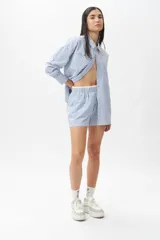 Short piyamero a rayas verticales color verde y blanco, con elástico en la cintura.