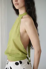 Top halter verde con textura y pequeños lunares blancos.