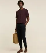 Remera de manga corta y cuello redondo, confeccionada en algodón peruano de alta calidad. Presenta un diseño liso y corte cómodo, ideal para uso diario.