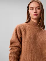 Sweater Calvin Klein de punto color marrón tostado, con cuello alto, manga larga y corte regular.